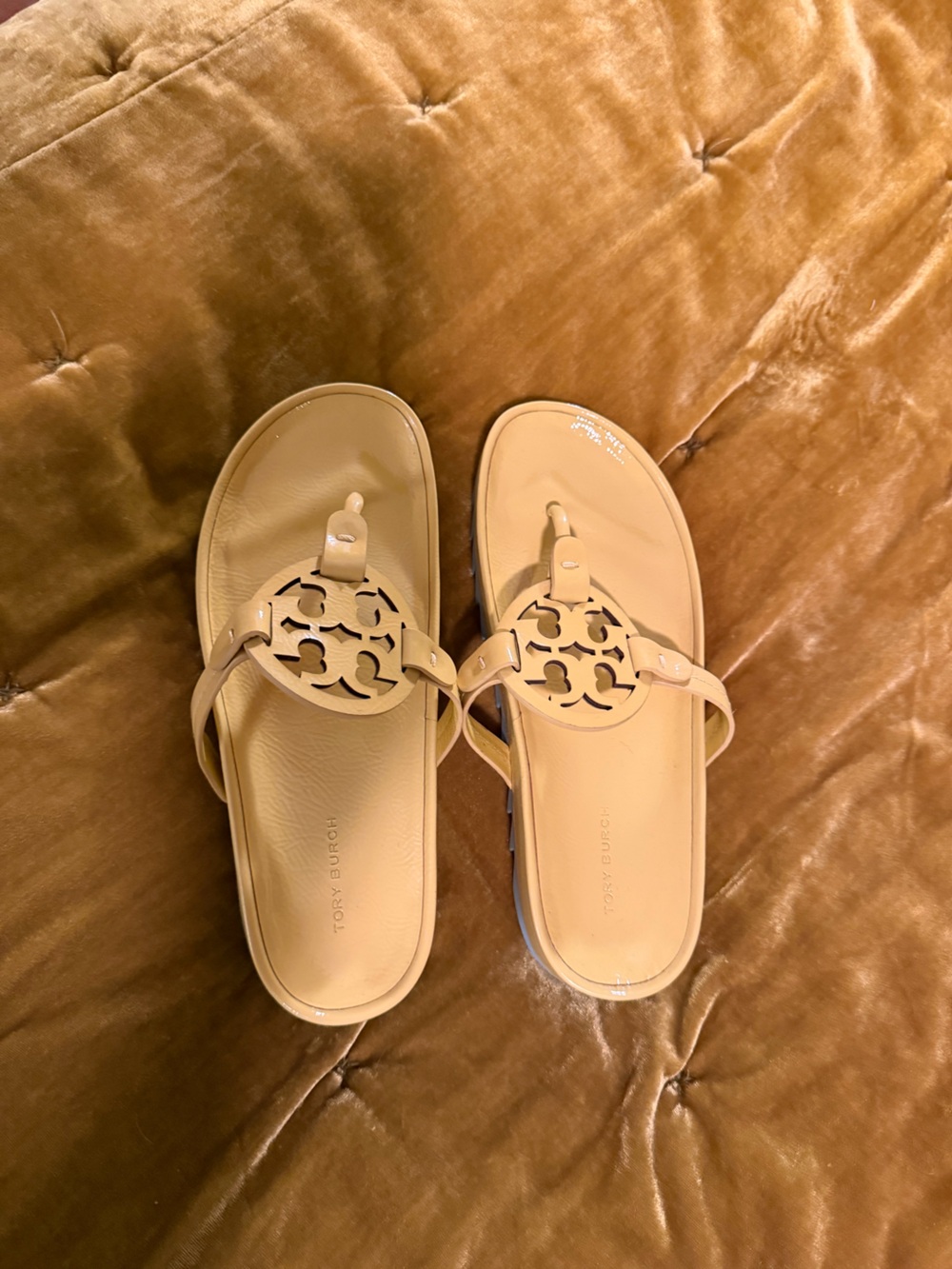 Tory Burch Logo cloud lug  Sandals in yellow with blue sole - Picture 2 of 4